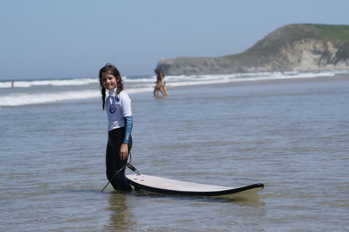 niña en el curso de surf elementsurf surfcamp cantabria