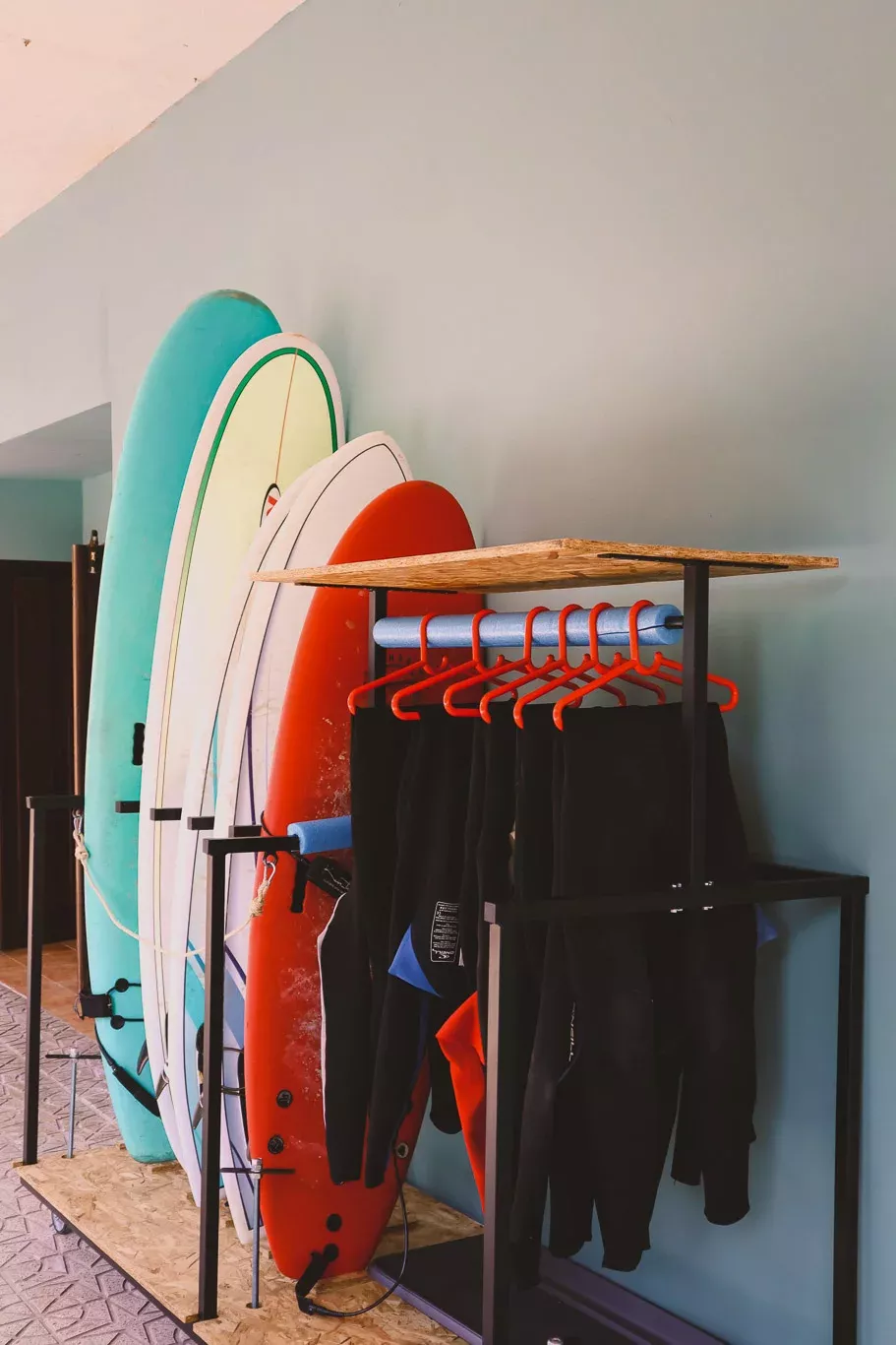 tablas de surf y trajes de neopreno