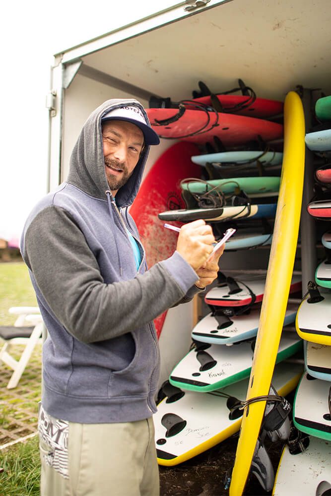 surflehrer matthias bei der arbeit